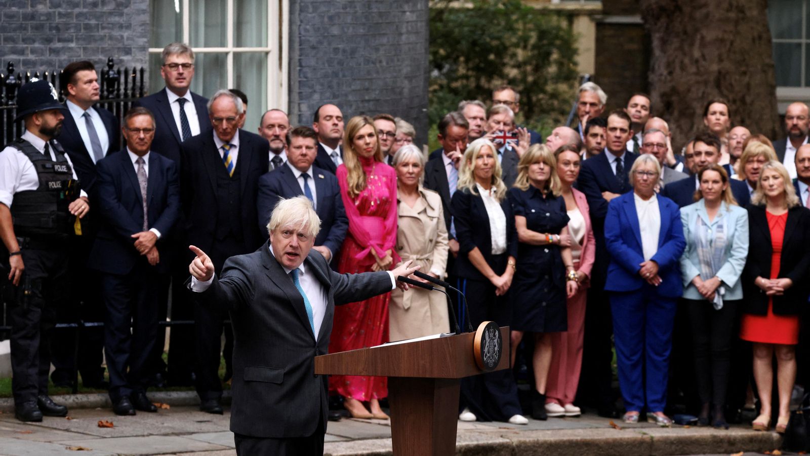 Boris Johnson s'acomiada a la porta del número 10 de Downing Street a Londres