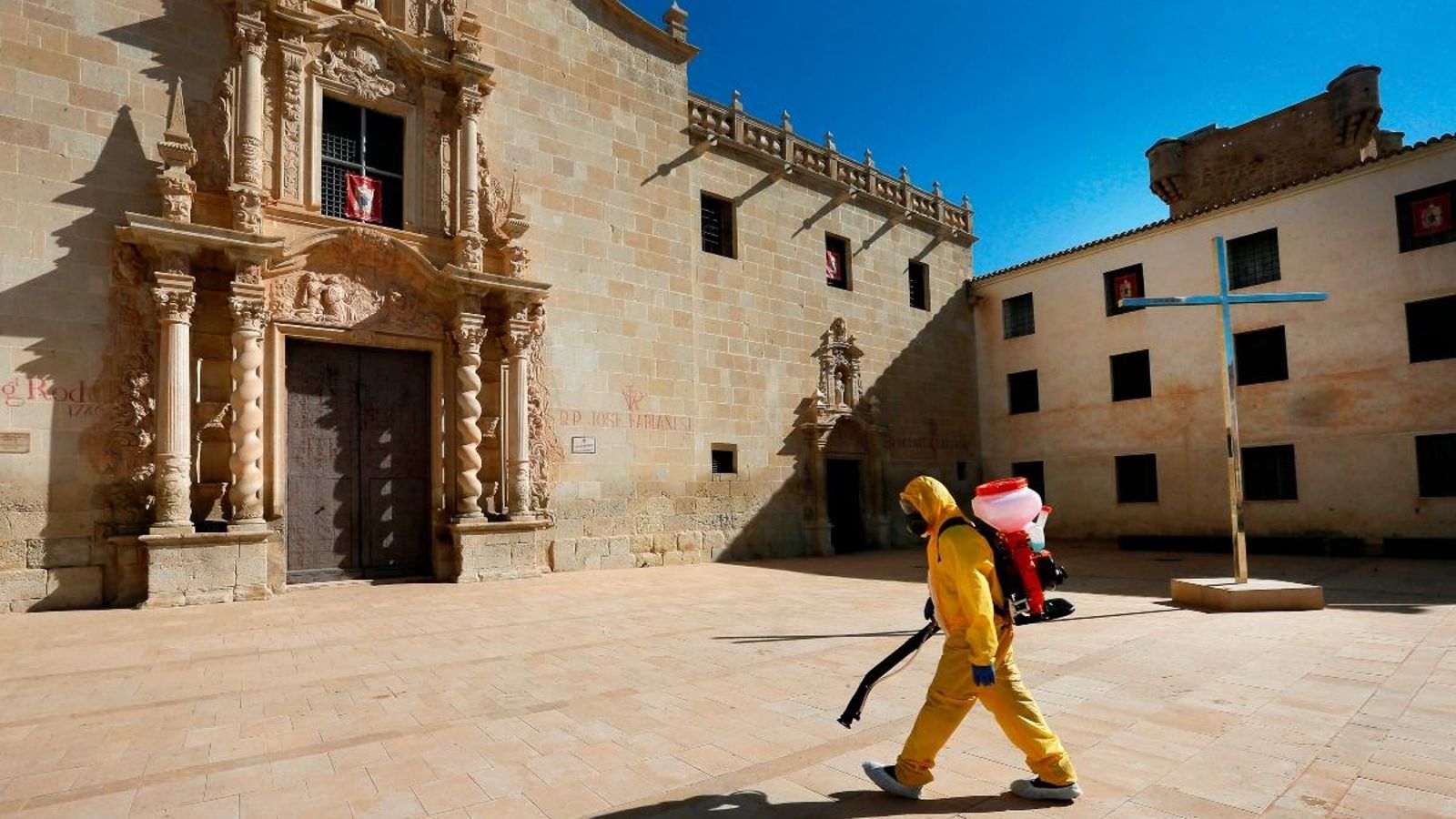 Un operari participa en les tasques de desinfecció d'aquest cap de setmana al monestir de la Santa Faç d'Alacant
