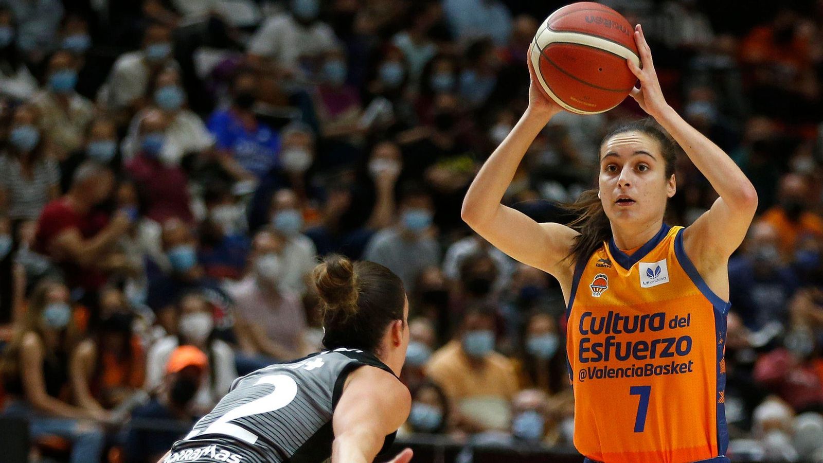 Ángela Salvadores, en una acció del partit