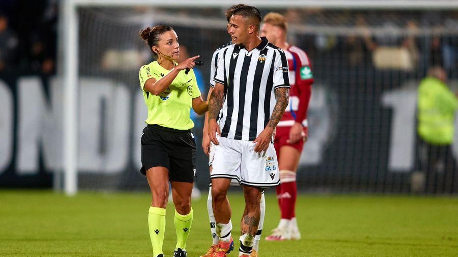 Marta Huerta de Aza és l'àrbitra del partit