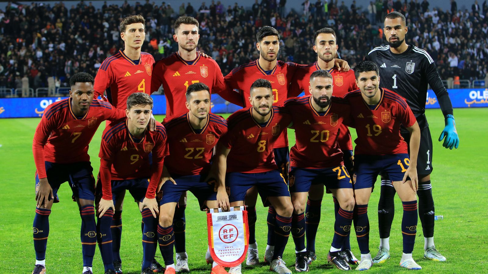 Pau Torres i Carlos Soler, en el primer onze de Luis Enrique en l'amistós contra Jordània (1-3)