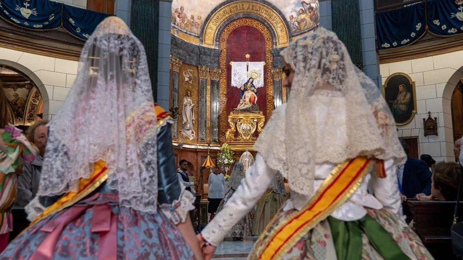 La Basílica de la Caritat rep un miler de fallers