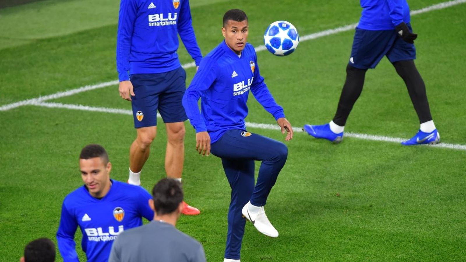 Murillo fa escalfament abans d'un partit de Champions