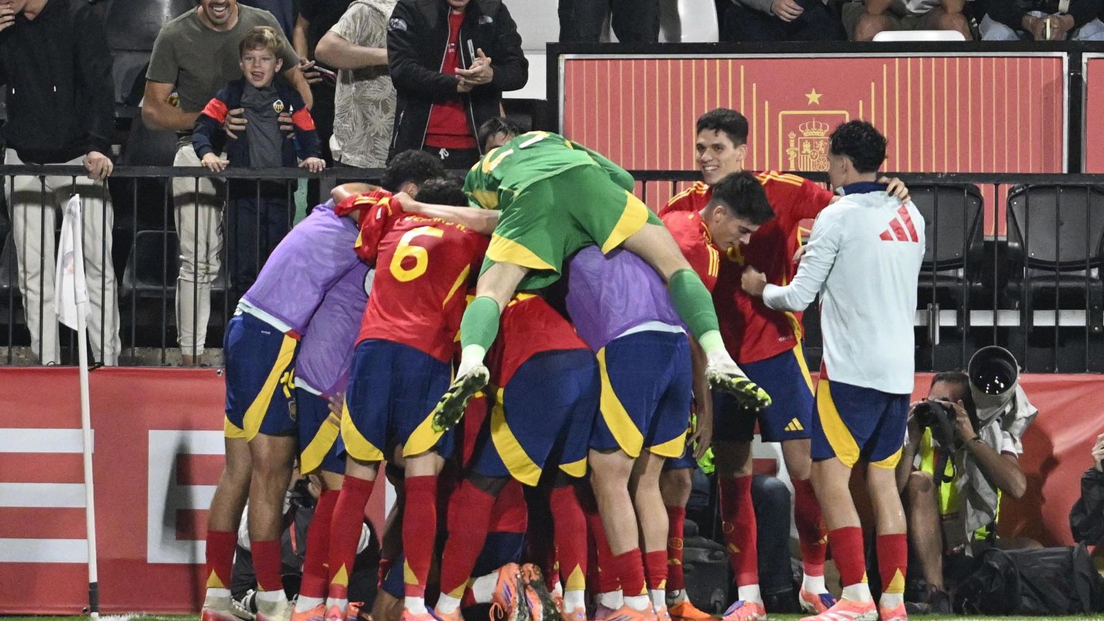 Els jugadors espanyols celebren el gol del triomf Els jugadors espanyols celebren el gol del triomf