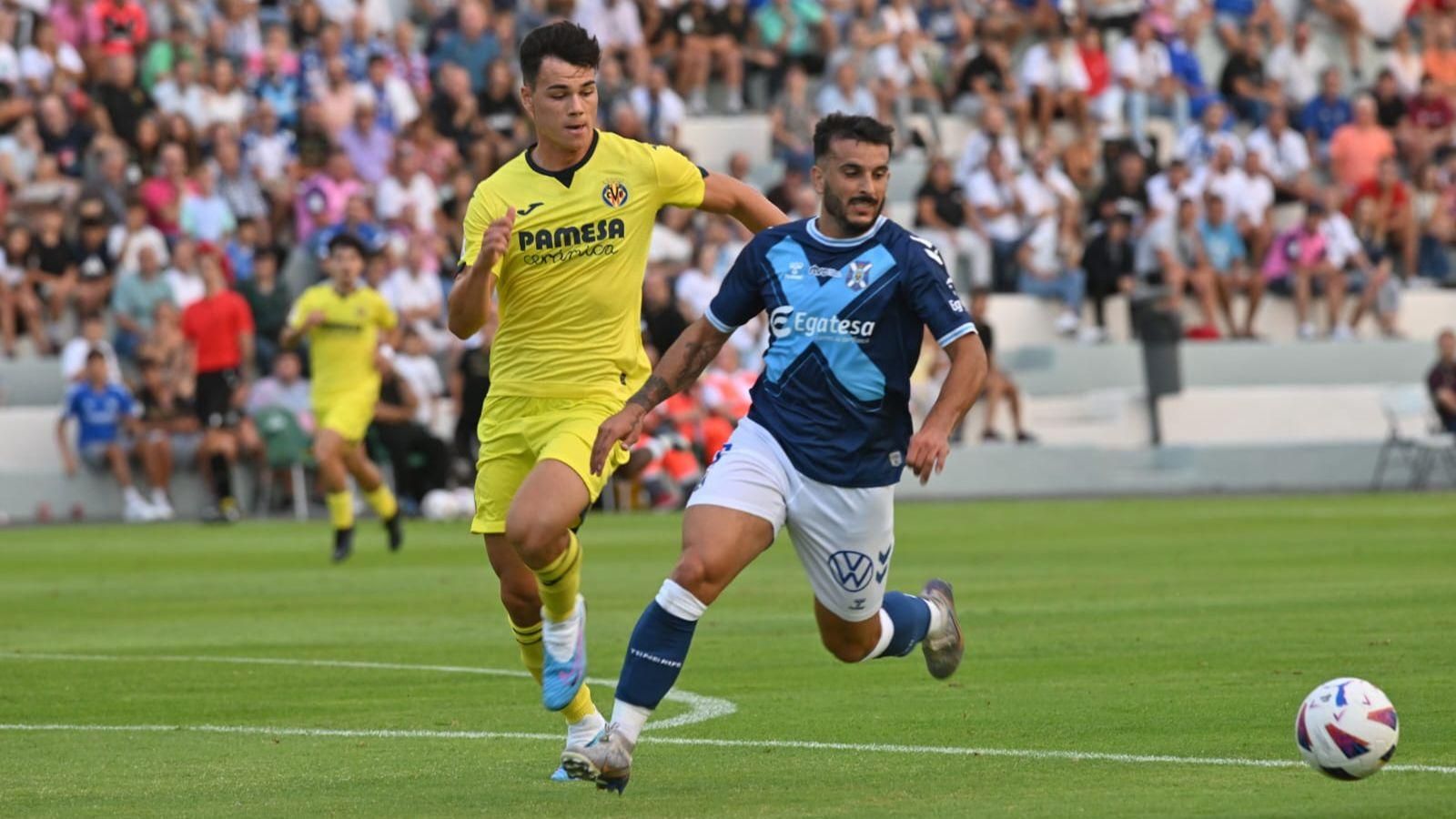 Un jugador groguet, en una acció del partit