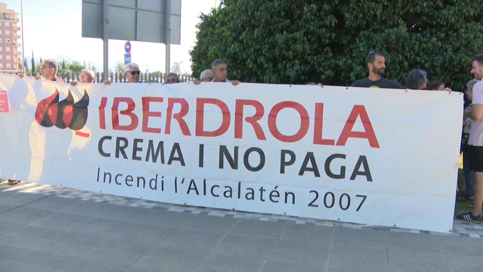 Afectats per l'incendi de l'Alcalatén mentre protesten
