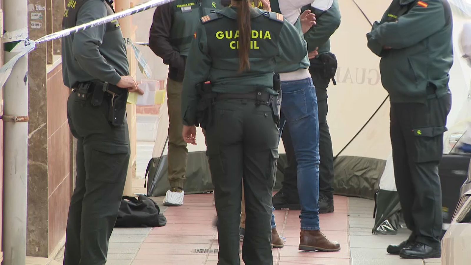 Efectius de la policia científica durant els treballs d'investigació a Guardamar