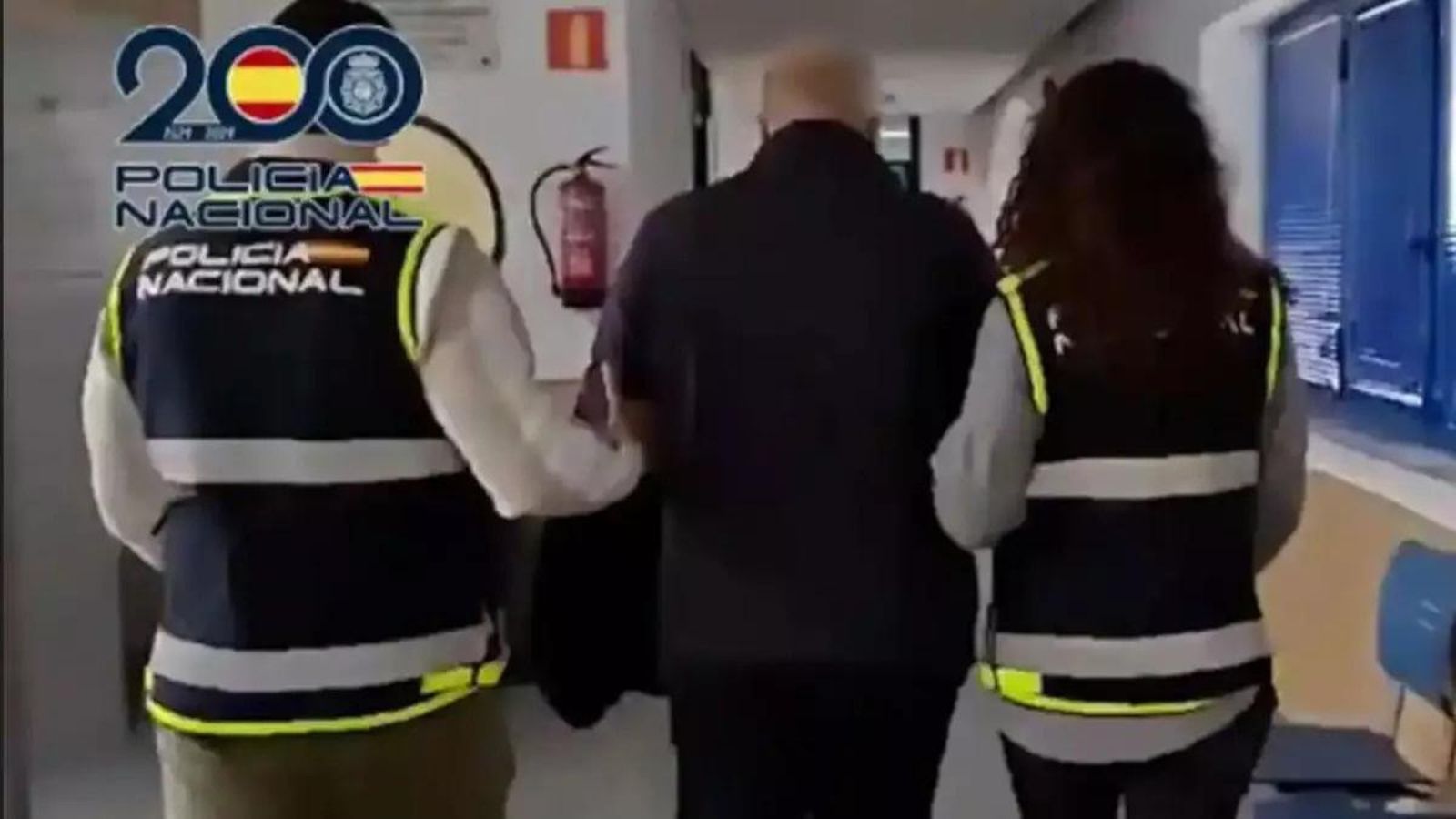 El mafiós Karim Bouyakhrichan entre dos agents en una imatge d'arxiu El mafiós Karim Bouyakhrichan entre dos agents en una imatge d'arxiu