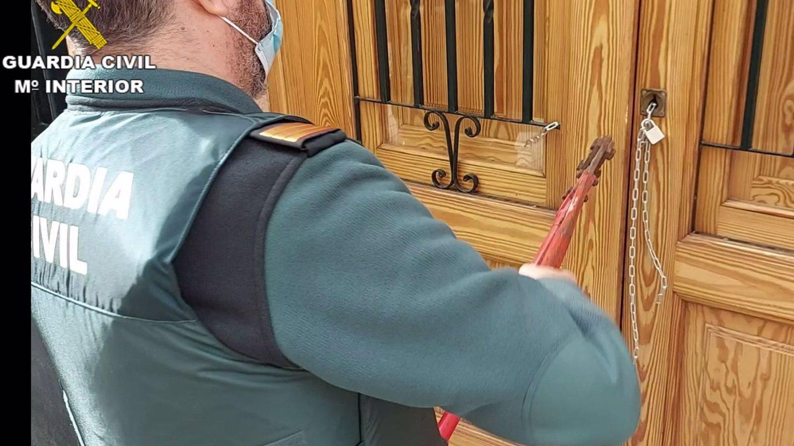 Un agent de la Guàrdia Civil en una actuació contra l'ocupació d'habitatges a Valencia