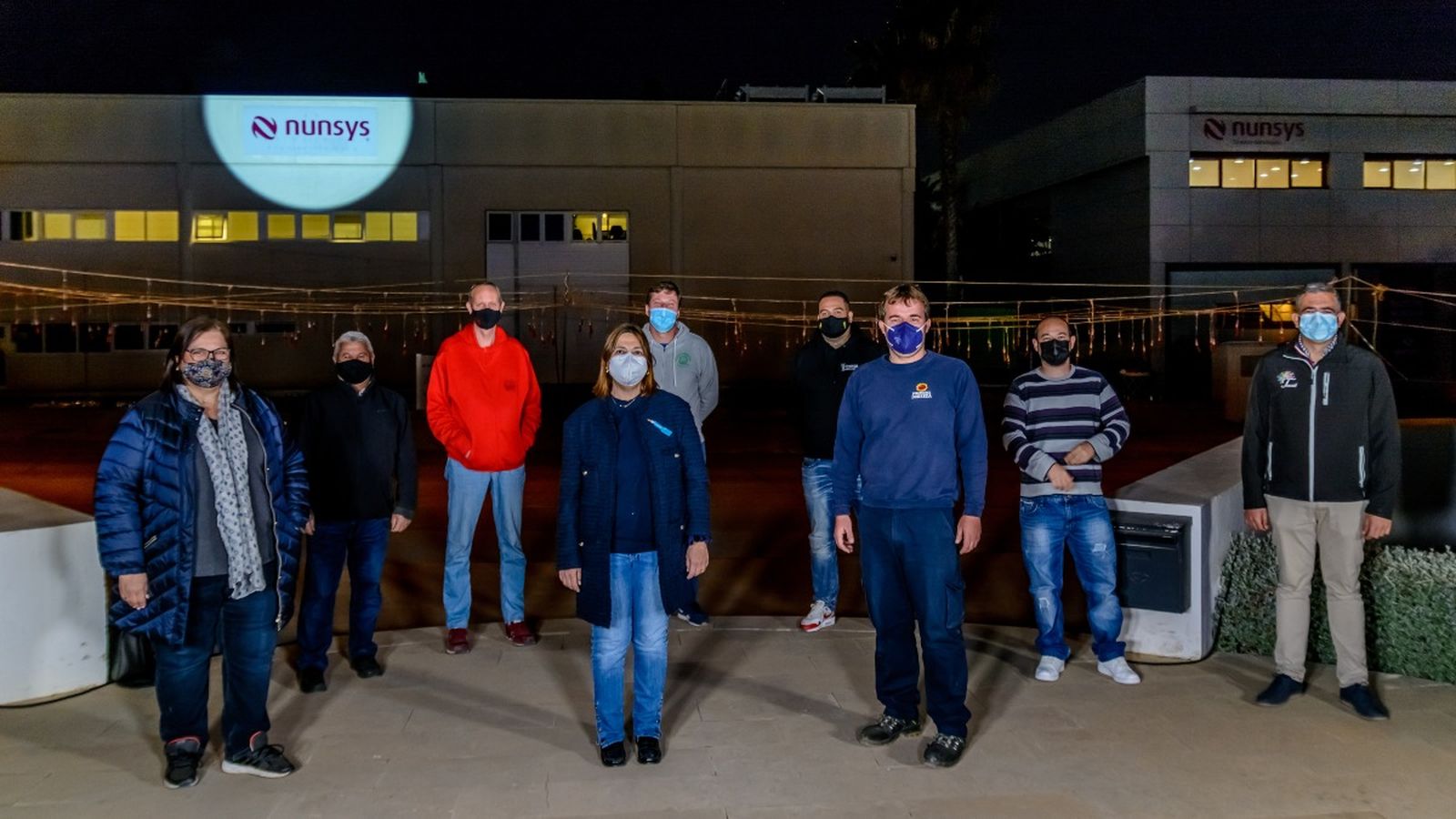 La plana major de PIROVAL posa abans de la disparada de la mascletà nocturna a Nunsys