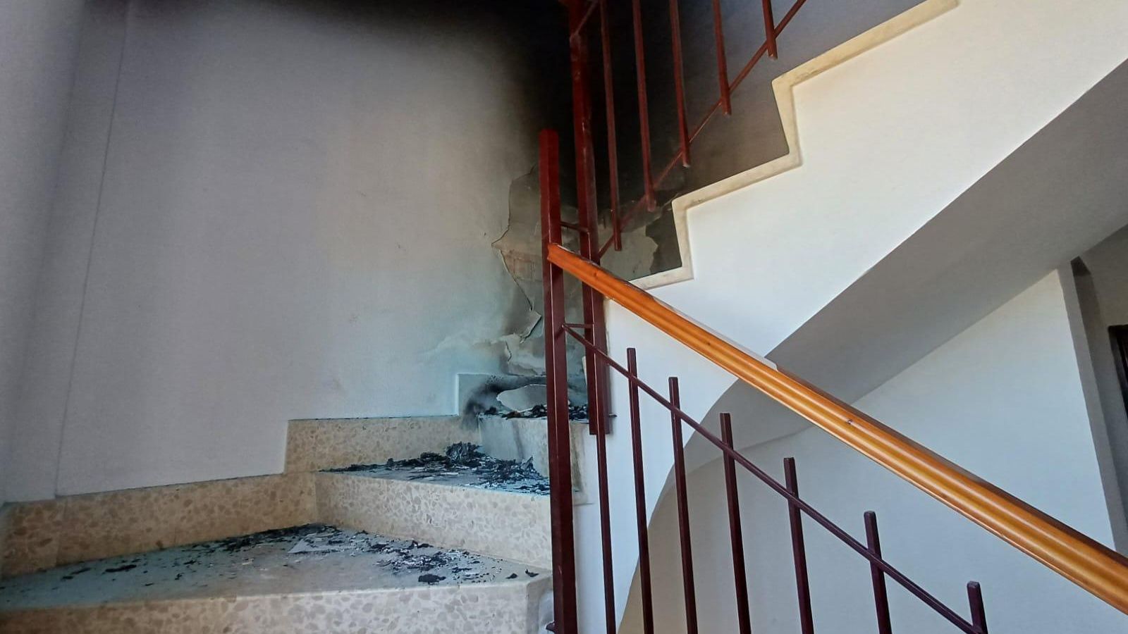 Una imatge de com ha quedat l'escala de l'edifici incendiat