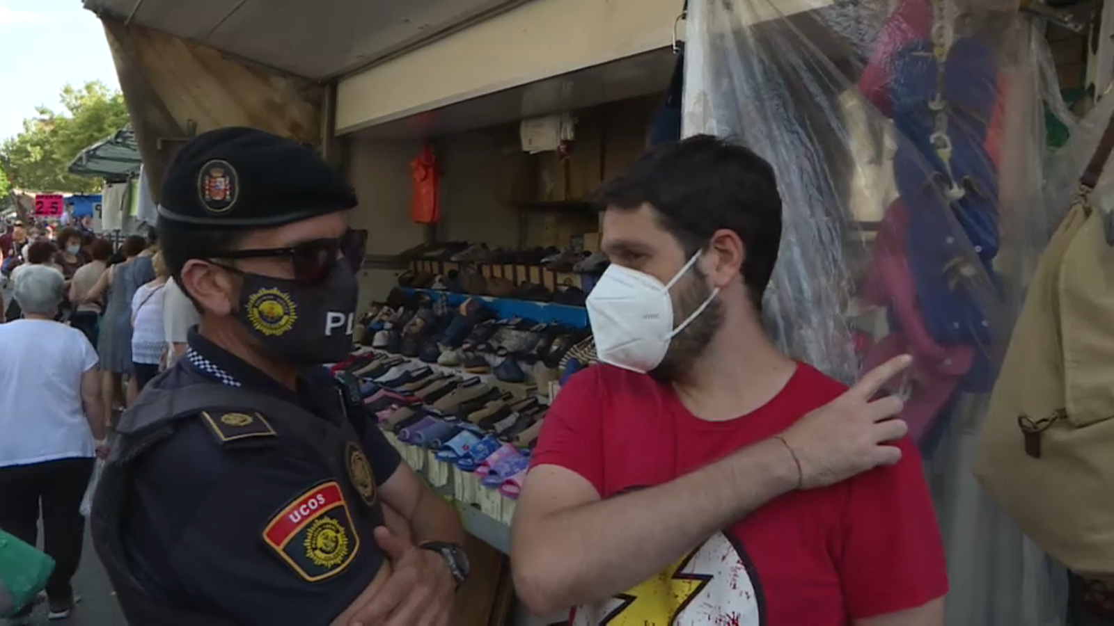 Un jove li explica a un policia que ha vist uns joves sense mascareta