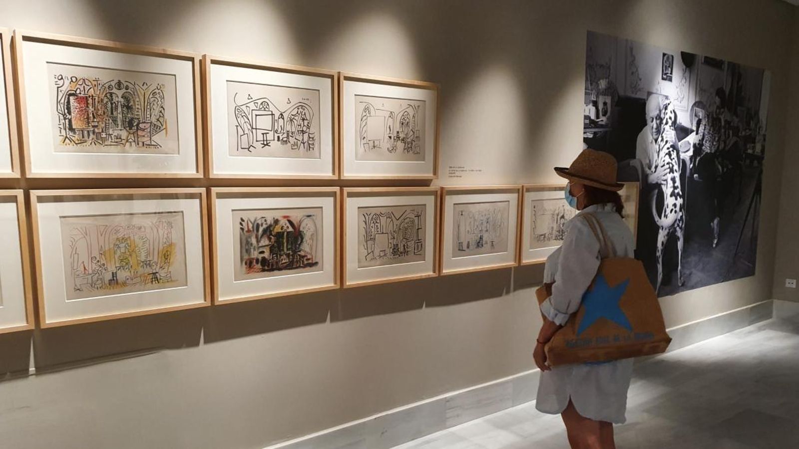 Una visitant gaudeix de l'exposició a Vil·la Elisa