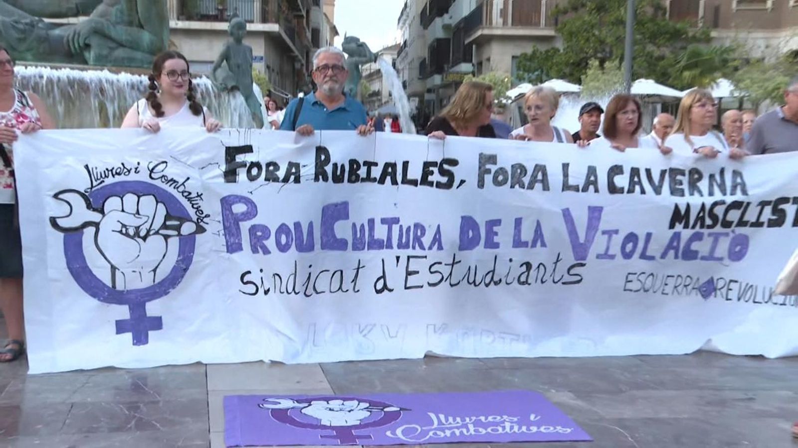 Concentració a la plaça de la Mare de Déu per a demanar la dimissió de Luis Rubiales