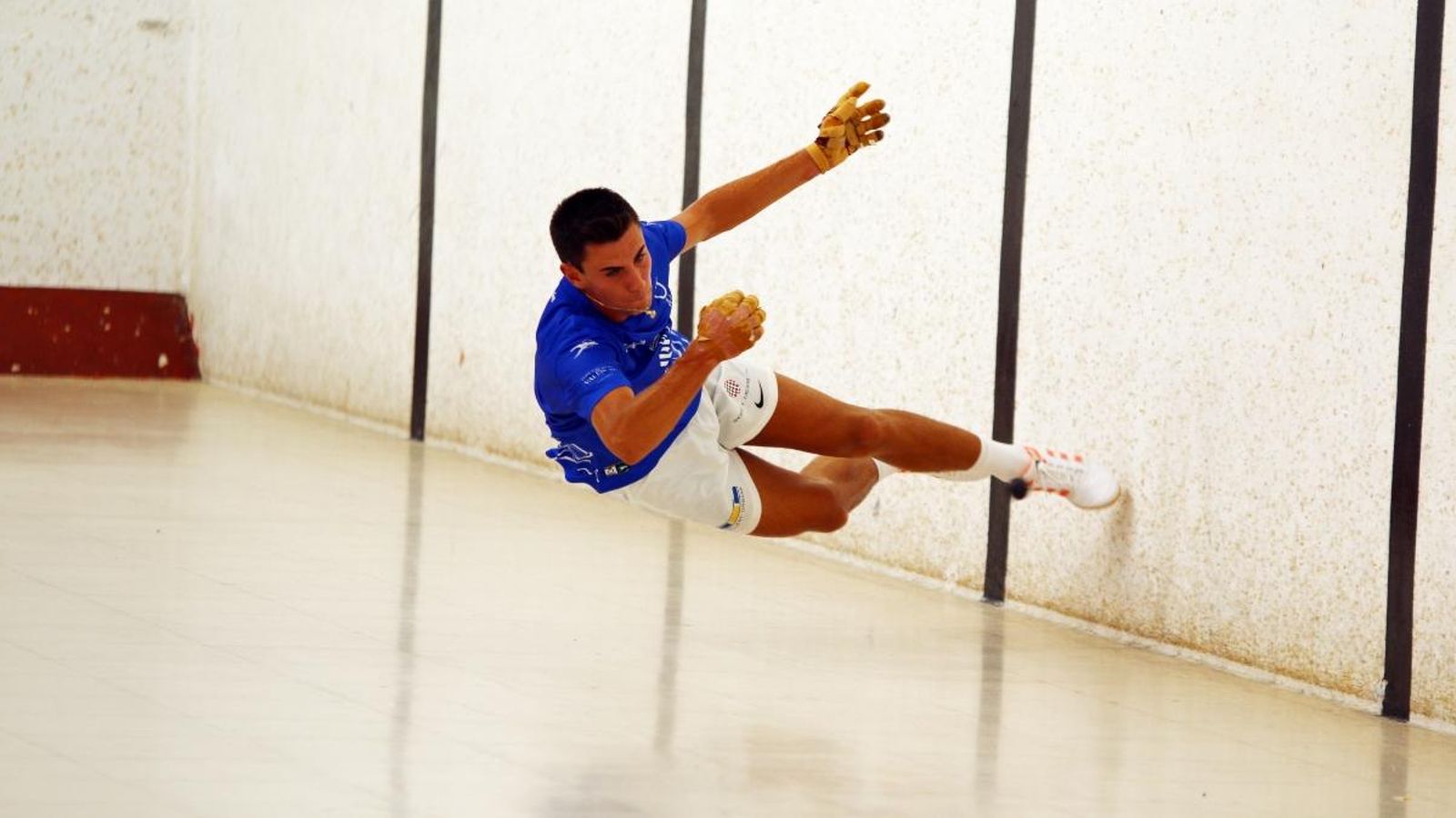 Tonet, campió individual, canviarà el blau pel roig.