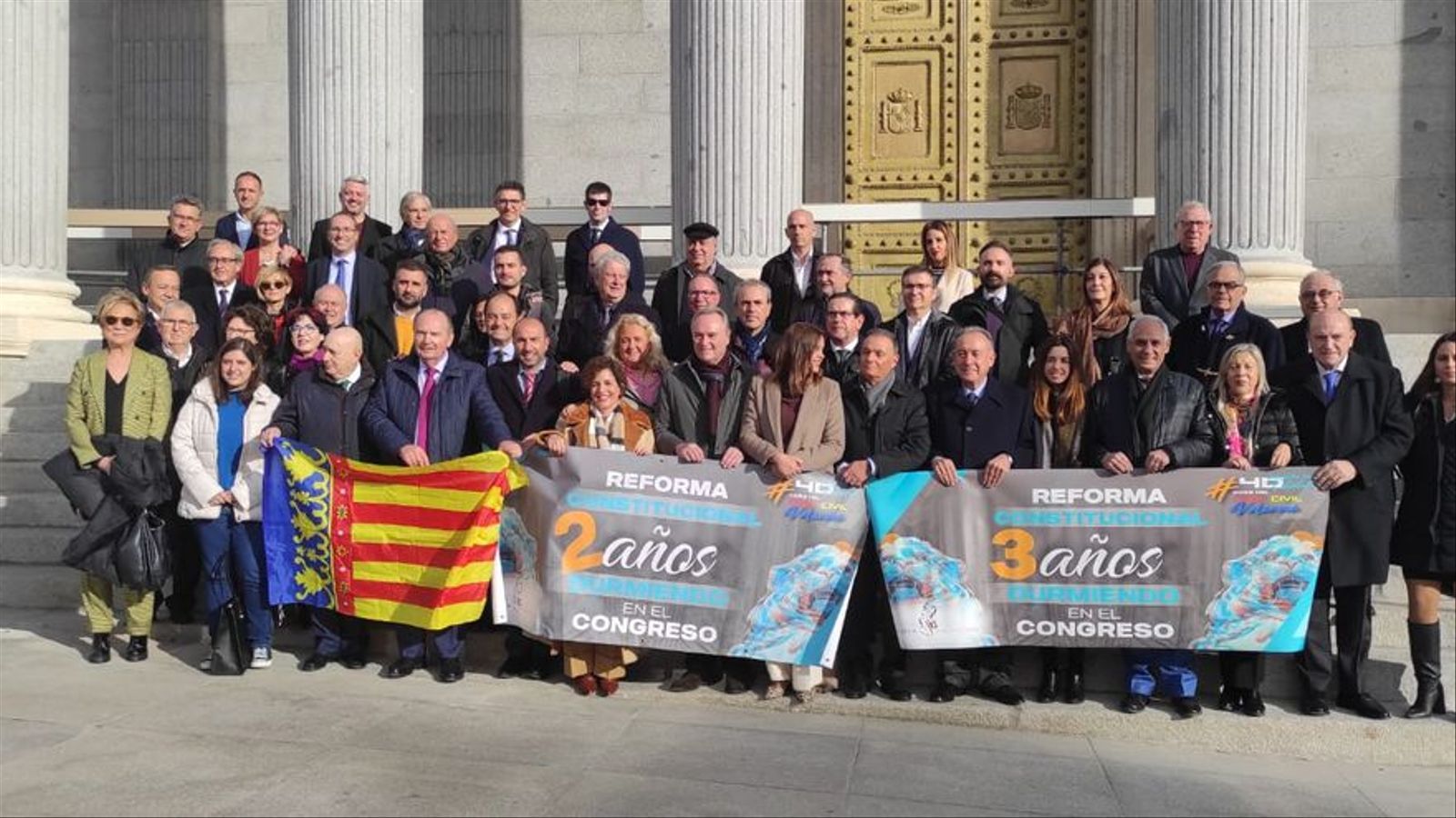 El diputats valencians en la concentració al Congrés del passat 30 de novembre per a demanar la recuperació del Dret Civil / Associació de Juristes Valencians
