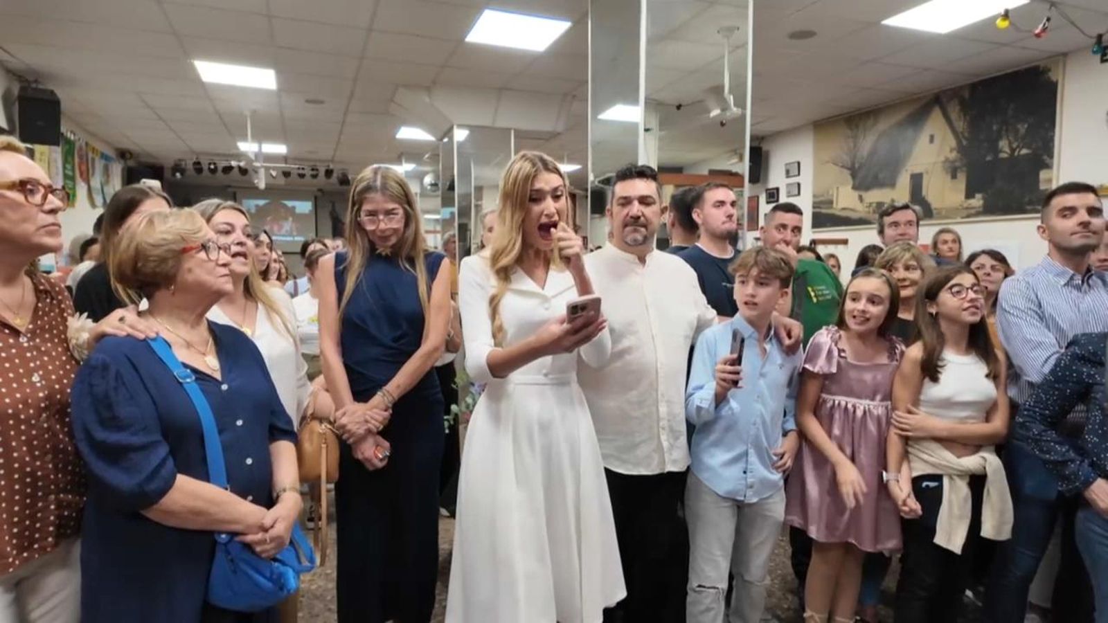 Berta Periò s'emociona quan rep la telefonada de María José Català