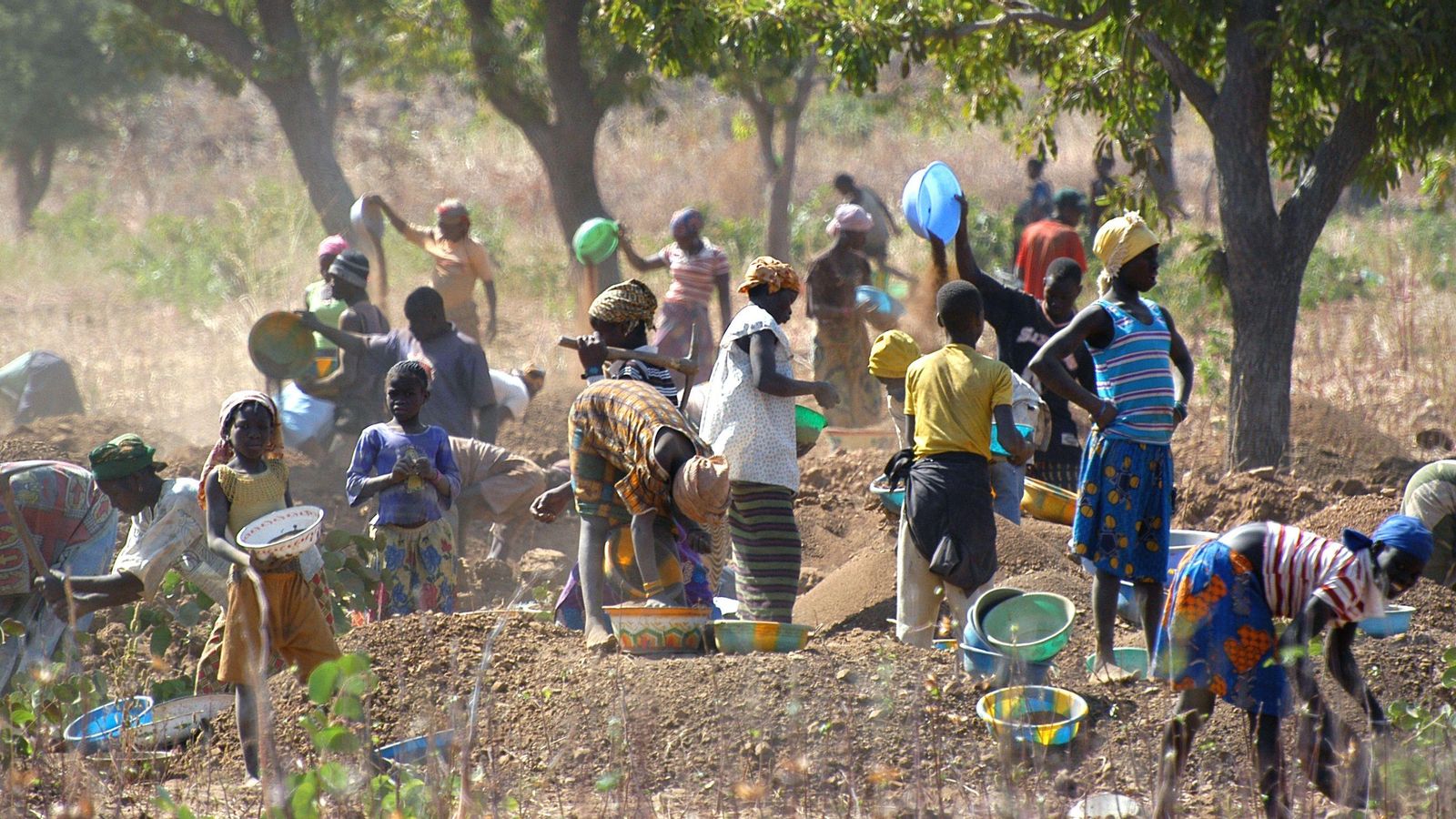 Desenes d'homes i dones busquen or en un punt no regulat de Burkina Faso