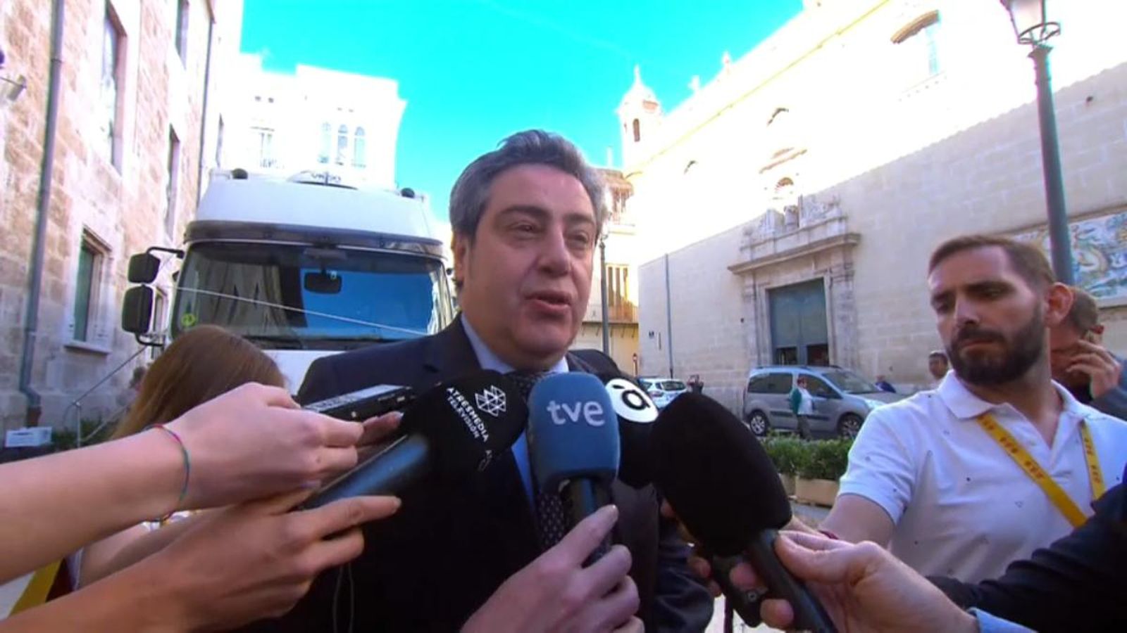 José María Llanos a les portes de les Corts moments abans de la passada sessió d'investidura