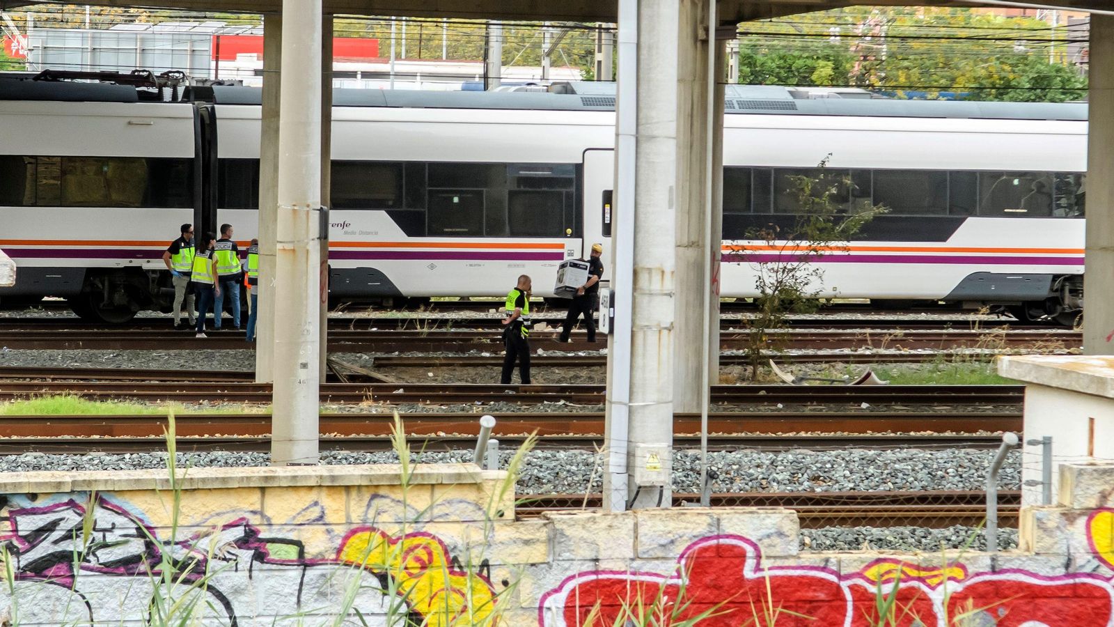 Agents del Cos Nacional de Policia i de seguretat de Renfe, al costat del cos del jove cordovés trobat aquest dilluns entre dos vagons d'un tren a l'estació de Santa Justa de Sevilla Agents del Cos Nacional de Policia i de seguretat de Renfe al costat del cos del jove cordovés trobat este dilluns entre dos vagons d'un tren en l'estació de Santa Justa de Sevilla