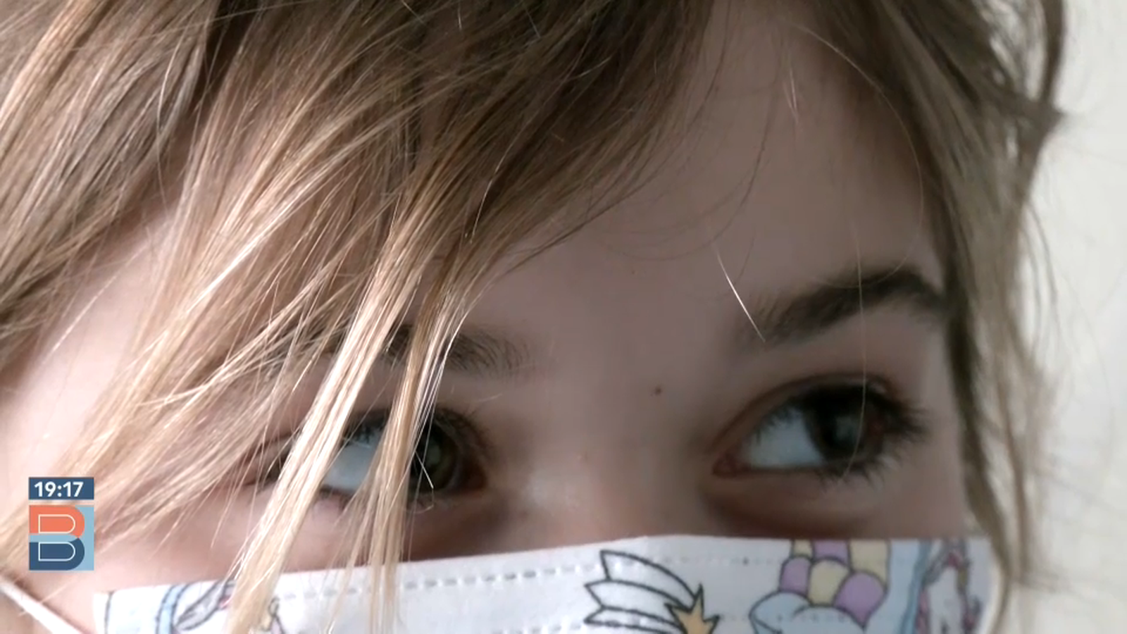 Una xiqueta ingressada somriu amb la gent de Pallassospital