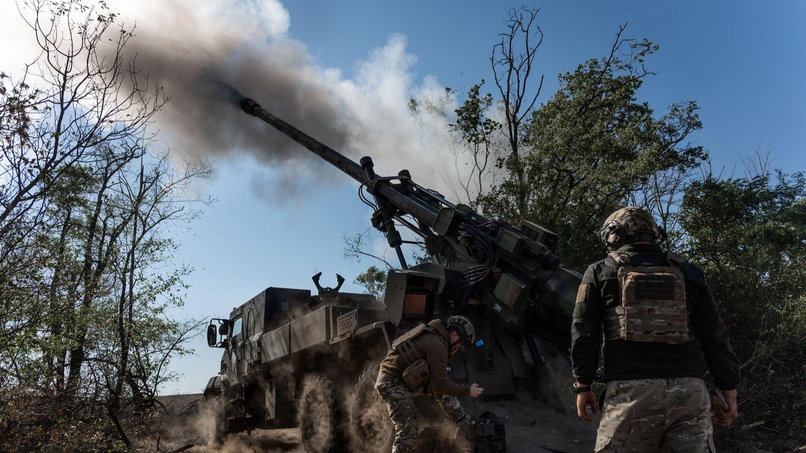Soldats ucraïnesos desplegats al front disparen contra l’exèrcit rus