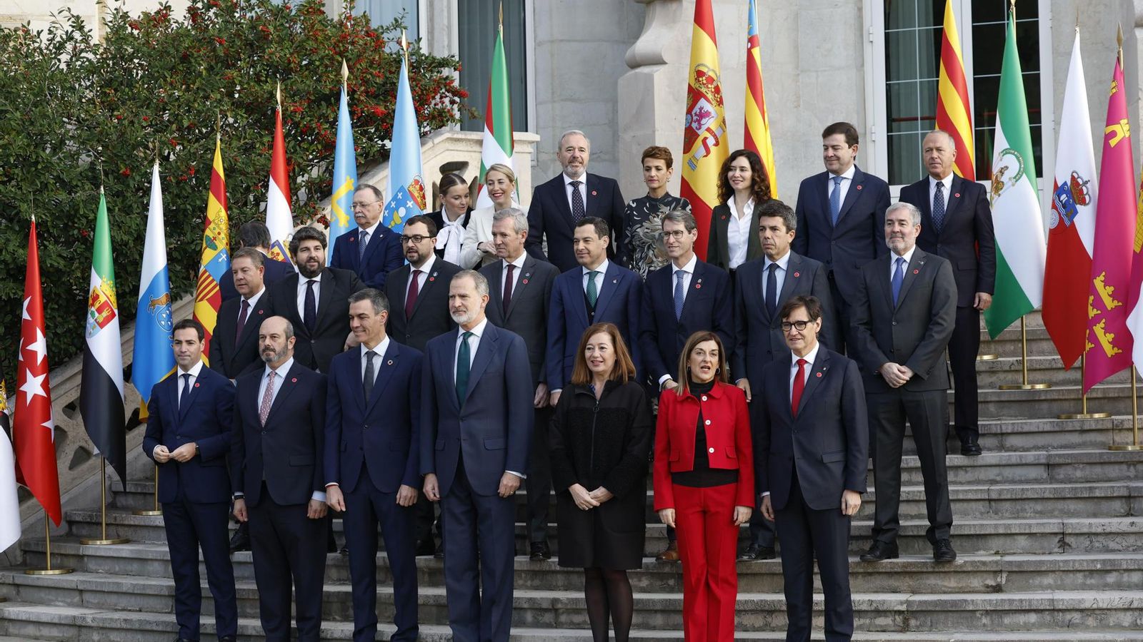 El rei Felip VI i el president Pedro Sánchez, amb els presidents i presidentes autonòmics
