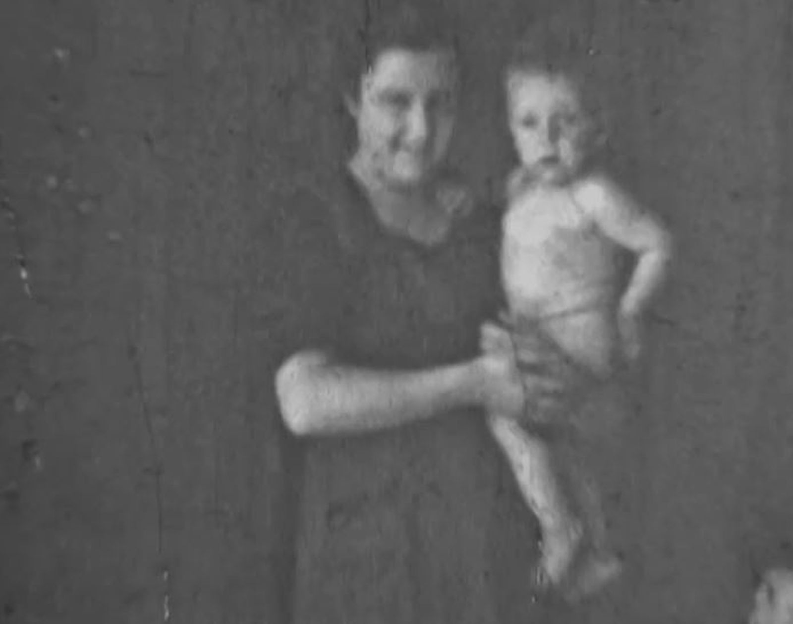 Miquel Cubells fill de nadó, al braç de sa mare, camí del llibrell per al bany