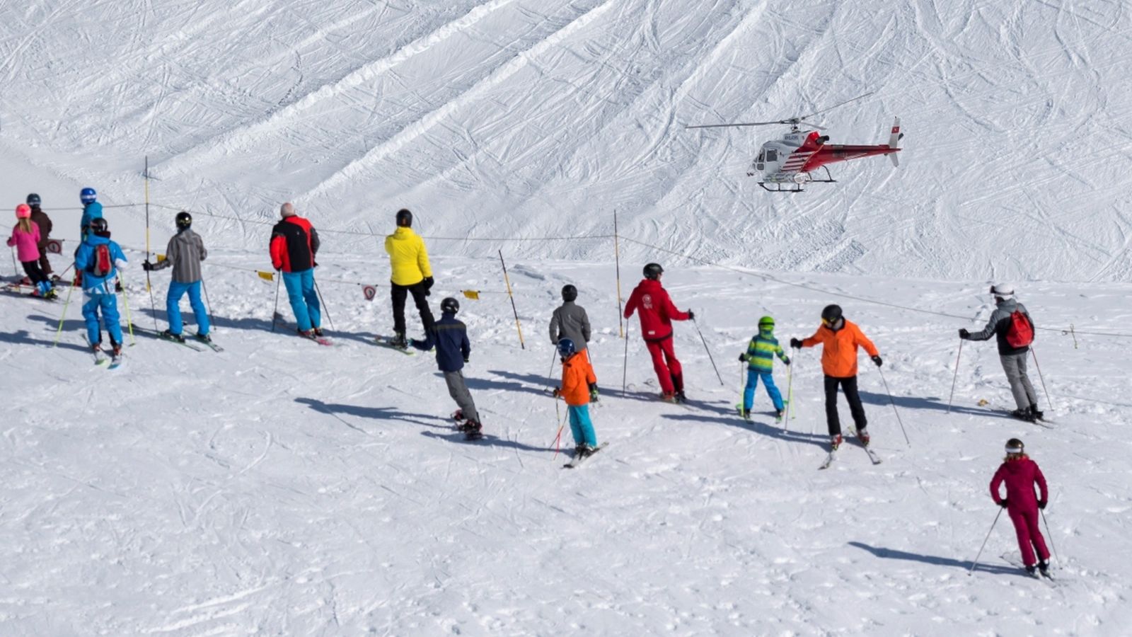 Un helicòpter sobrevola l'estació d'esquí un dia després que diverses persones desaparegueren el dia anterior en un allau