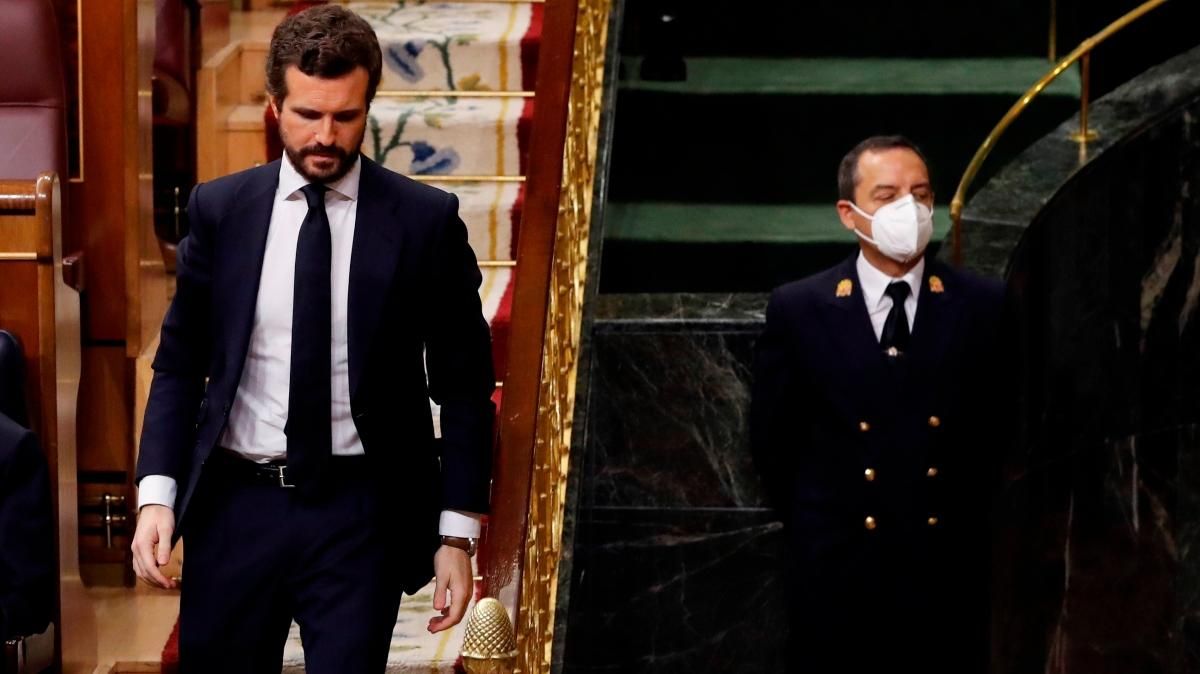 El líder del PP, Pablo Casado, passa pel costat d'un funcionari del Congrés protegit amb una mascareta El líder del PP, Pablo Casado, passa pel costat d'un funcionari del Congrés protegit amb una mascareta