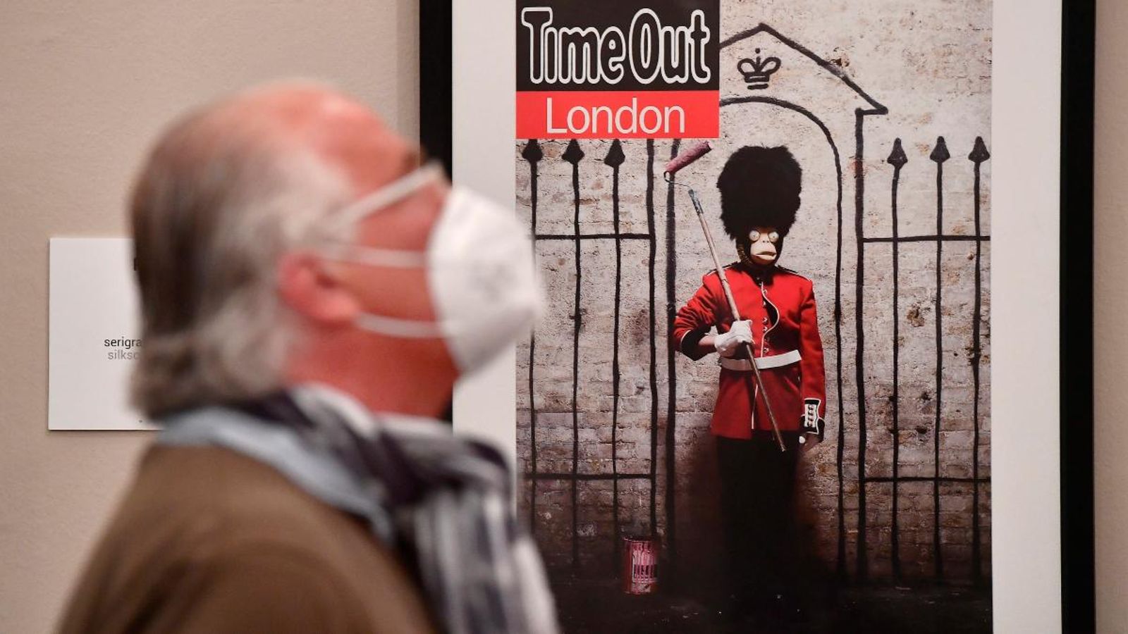Un visitant passa per davant d'una de les obres de l'artista Banksy, l'exposició del qual s'ha reobert a la ciutat italiana Gènova