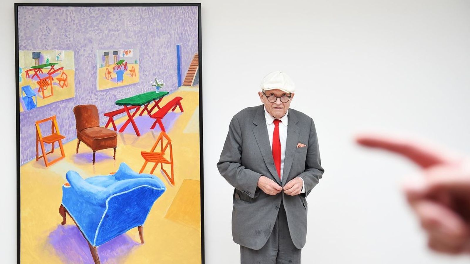David Hockney en una imatge de 2015 al costat d'una de les seues creacions, en una galeria de Londres