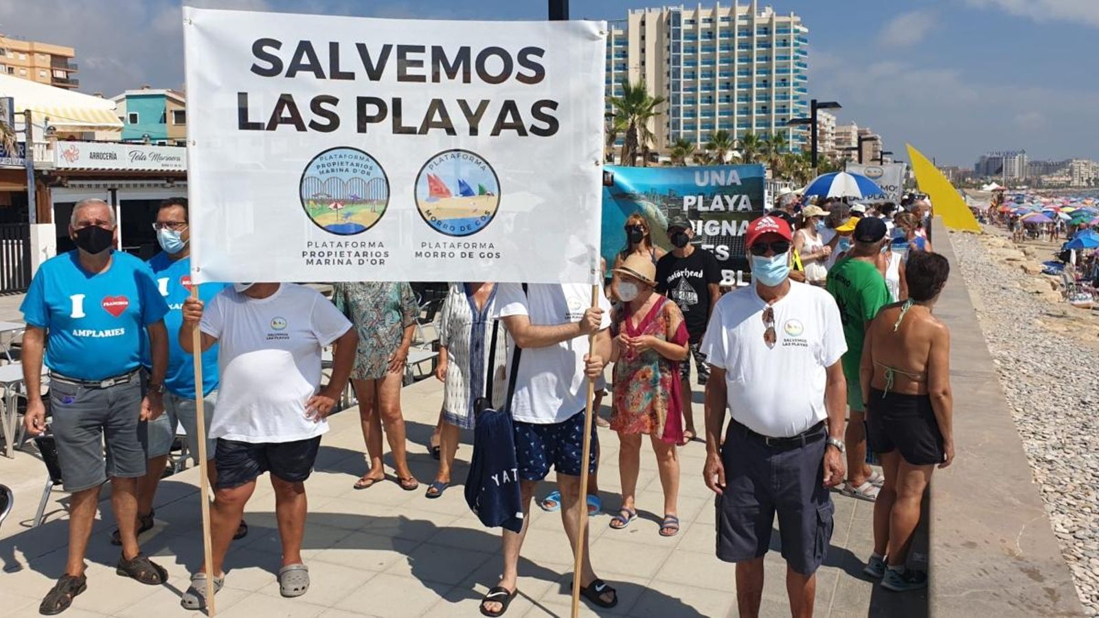 La Plataforma Salvem les Platges durant el passeig protesta aquest dissabte a Orpesa