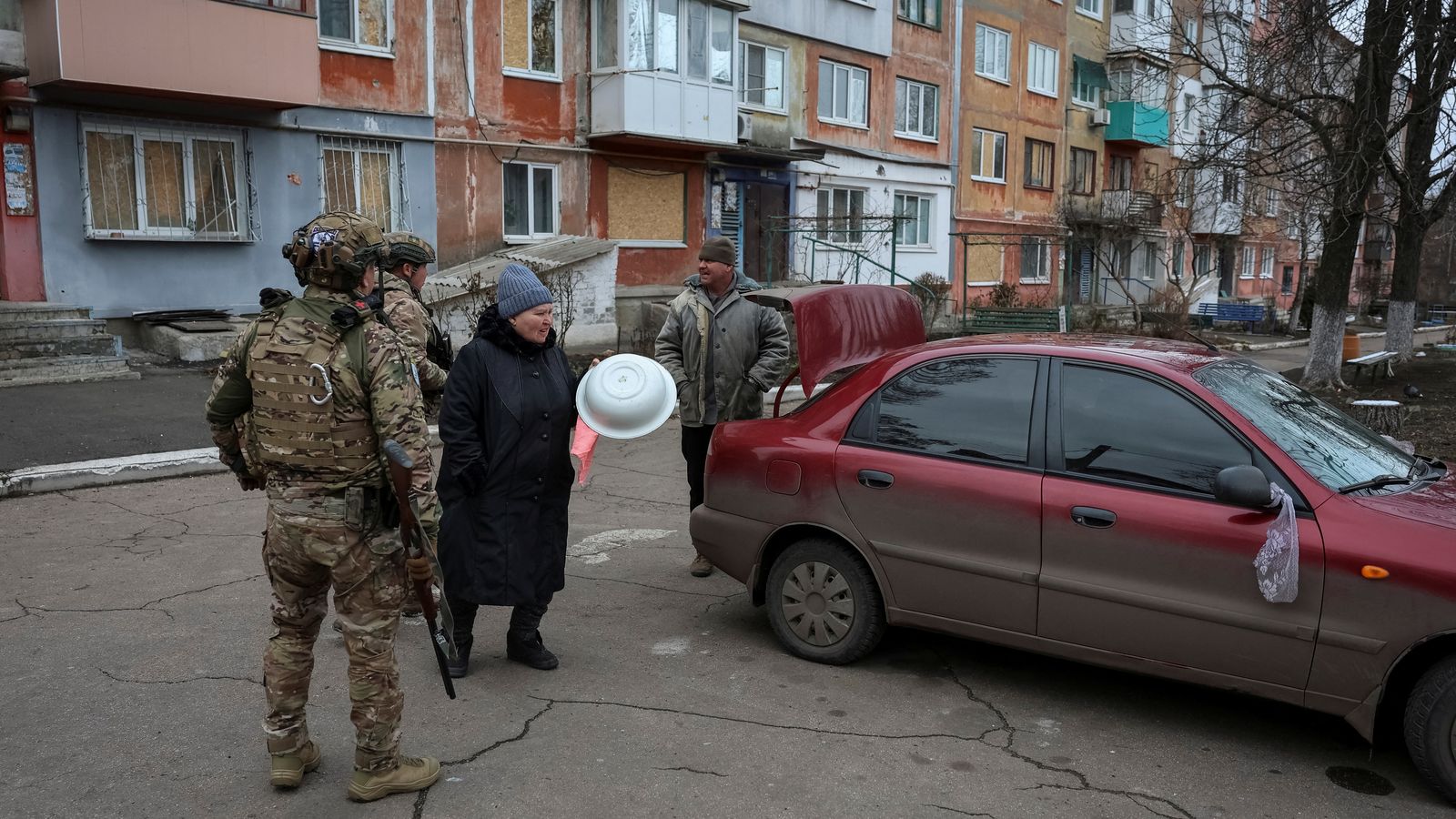 Agents ucraïnesos intenten persuadir als residents perquè evacuen Pokrovsk, en primera línia del front