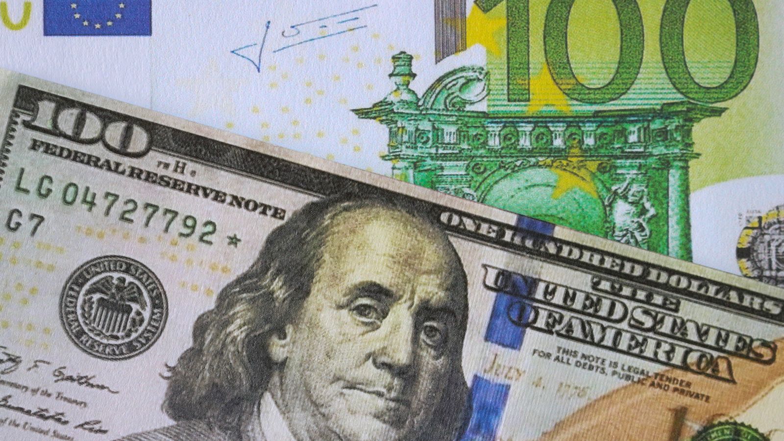 Bitllets de cent d'euros i dòlars