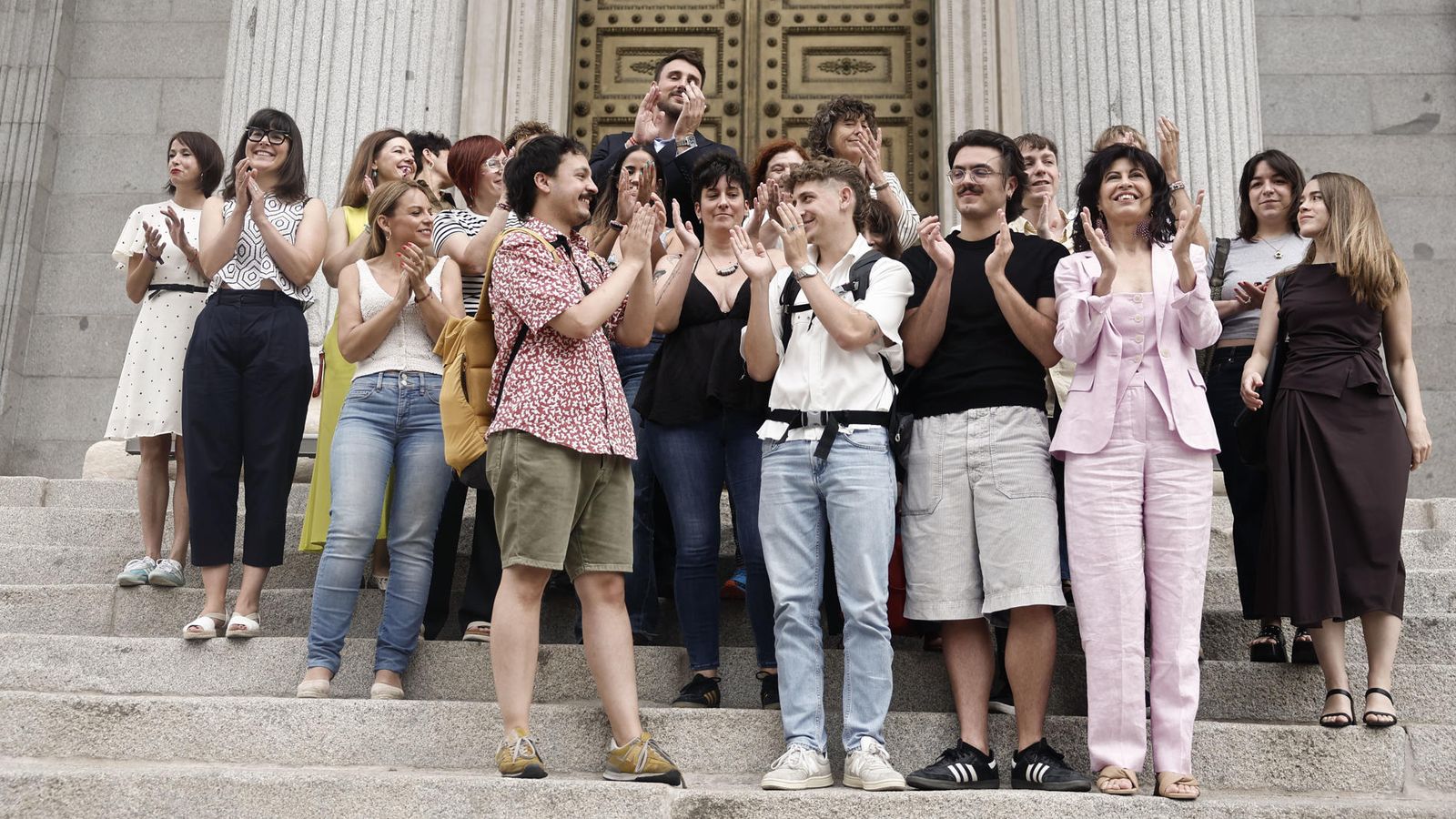 La ministra d'Igualtat, Ana Redondo (de rosa, davant), rep representants d'afectats per teràpies de conversió a les portes del Congrés, este dijous