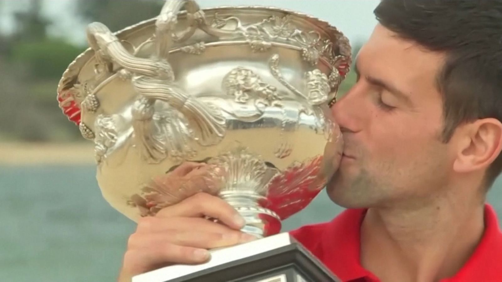 Els negacionistes demanen l'alliberament de Djokovic, retingut a Melbourne per no vacunar-se