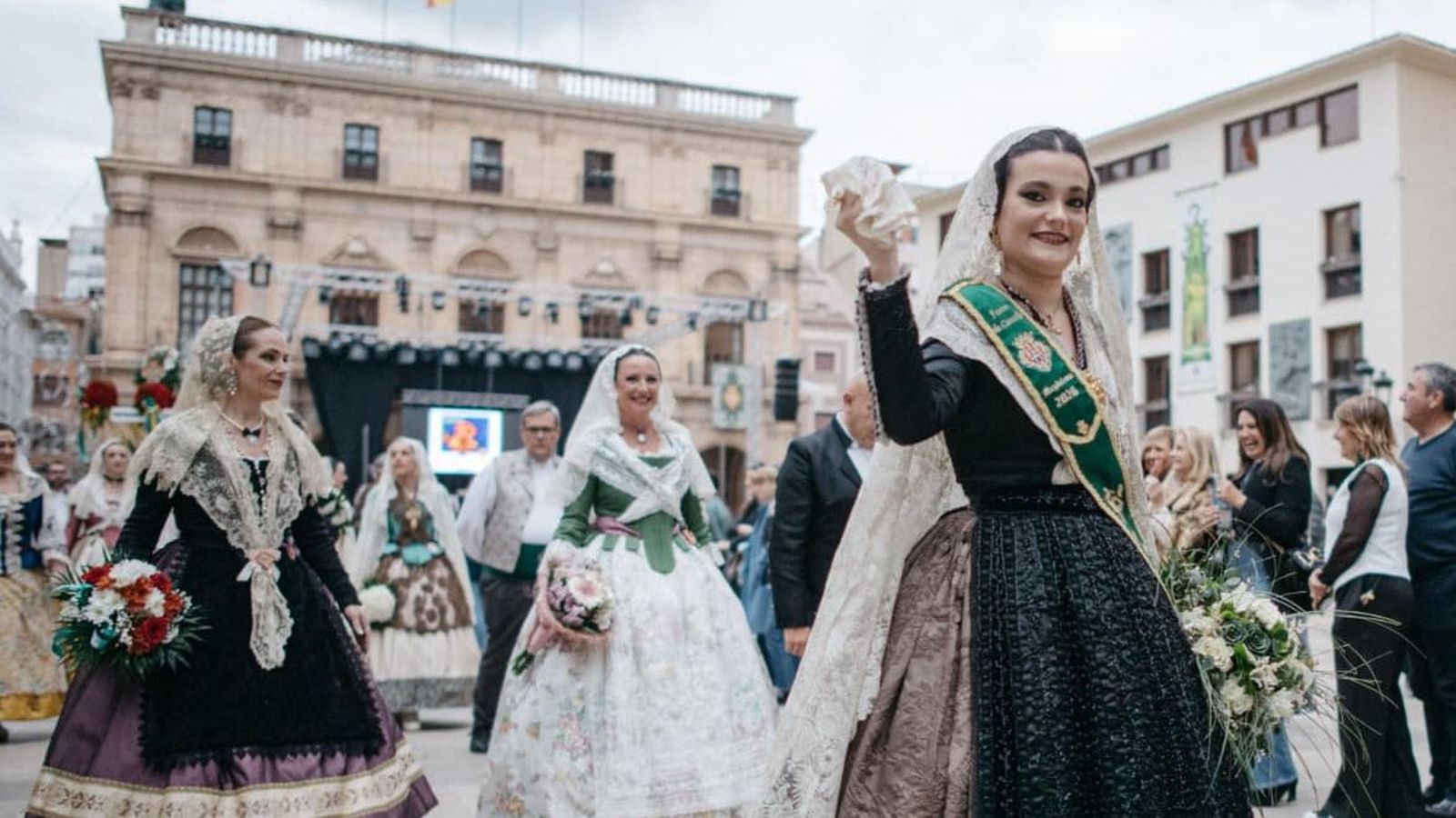 La reina de les festes de Castelló, Clara Sanz, durant l’Ofrena a la Mare de Déu del Lledó