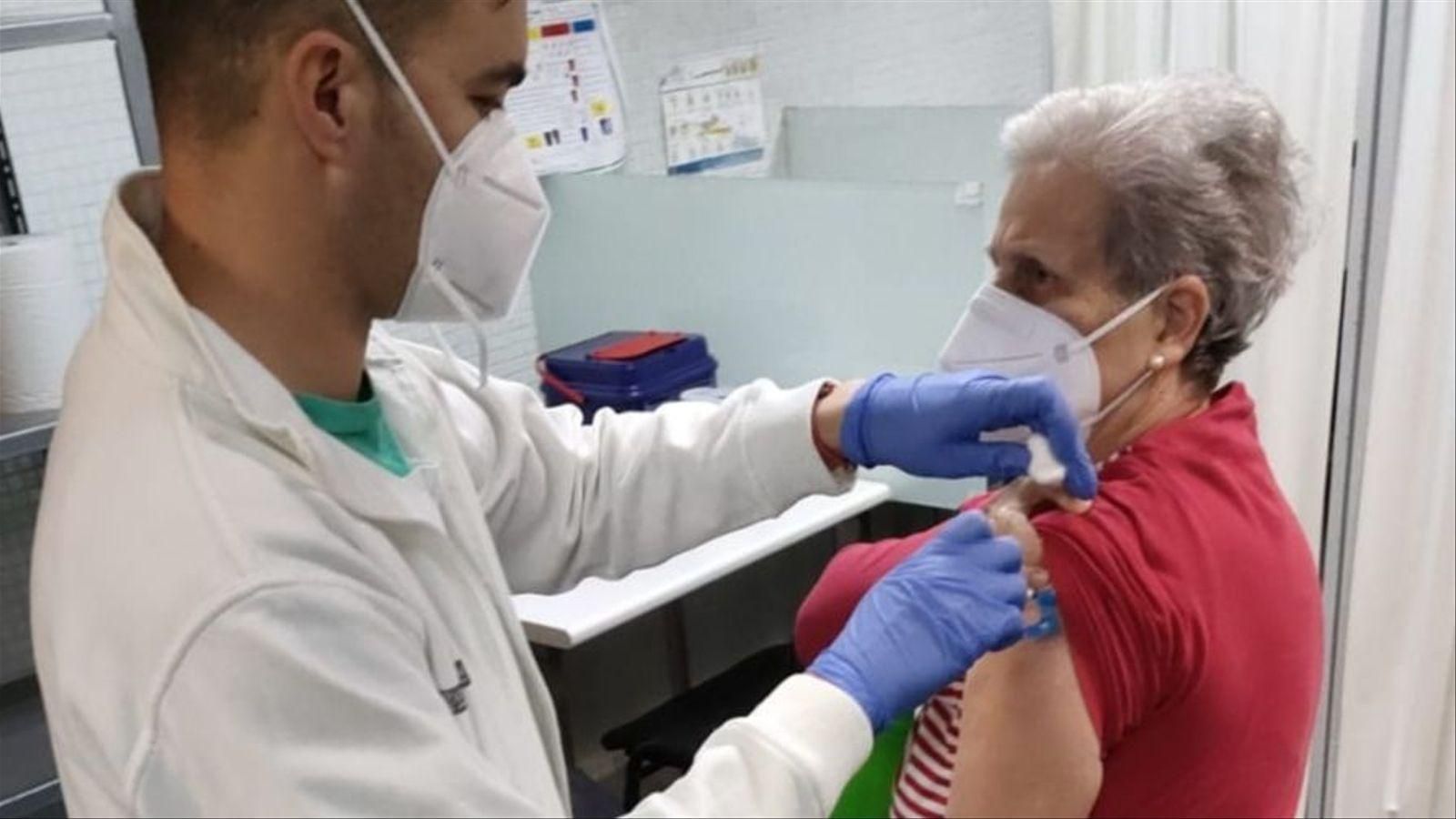 Una dona es vacuna en centre de salut a València