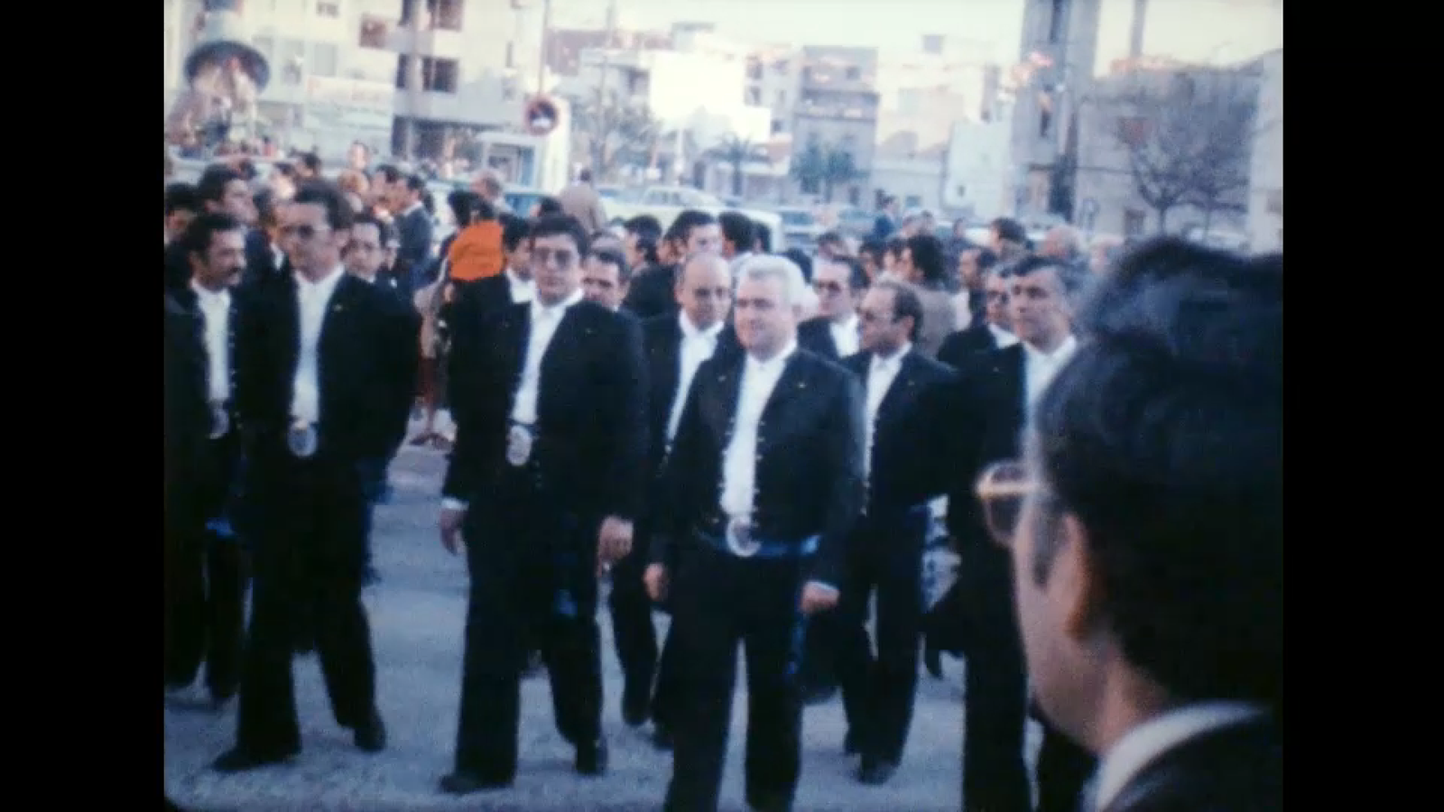 En els anys huitanta el negre era el color predominant en el trage dels homes