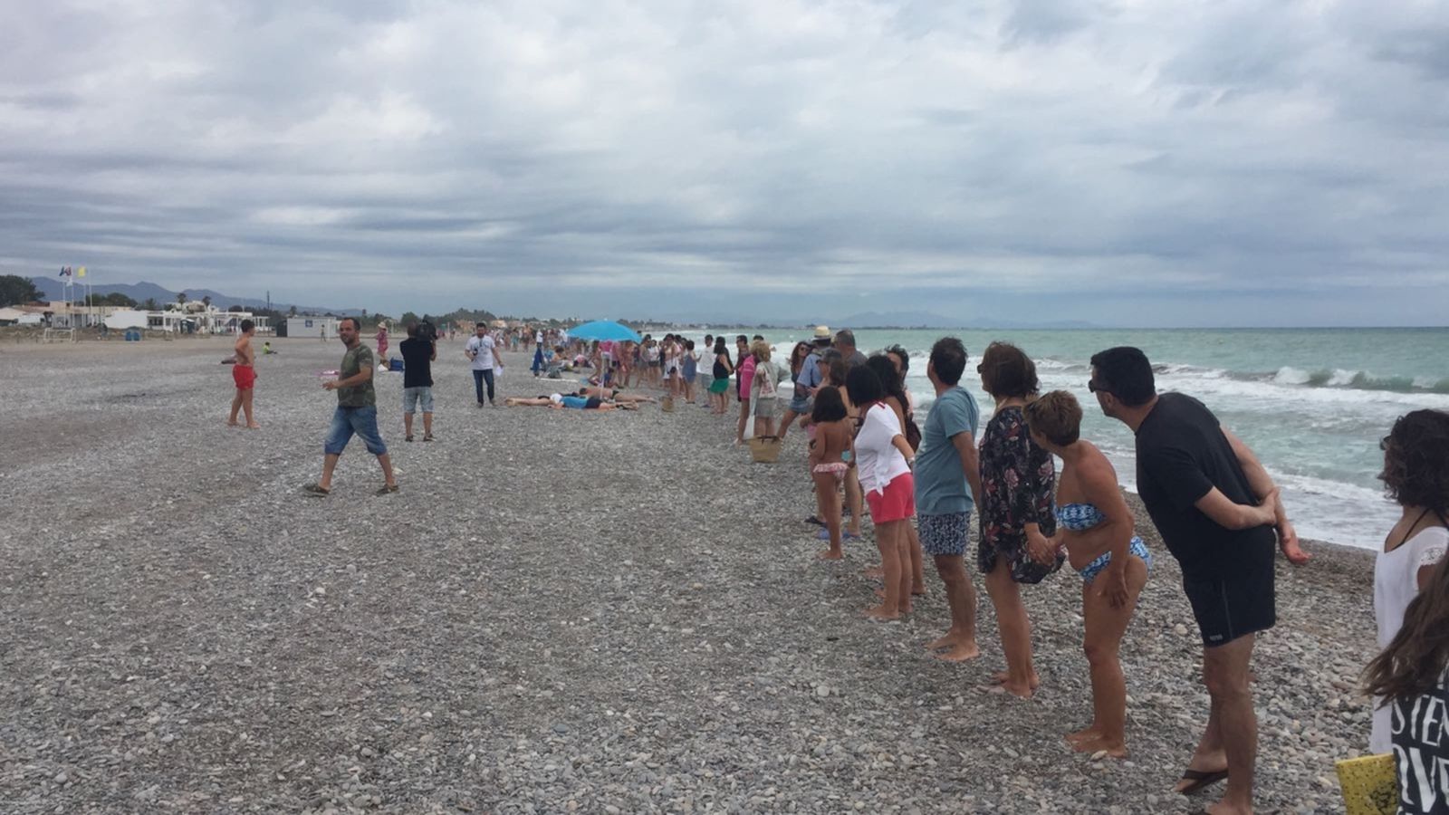 VeÏns i visitants de la platja d'Almardà, a Sagunt, han protestat per la degradació que pateix des de fa dècades.