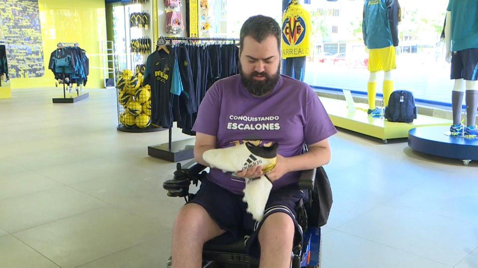 Abrahán Guirao amb les botes de Txérixev