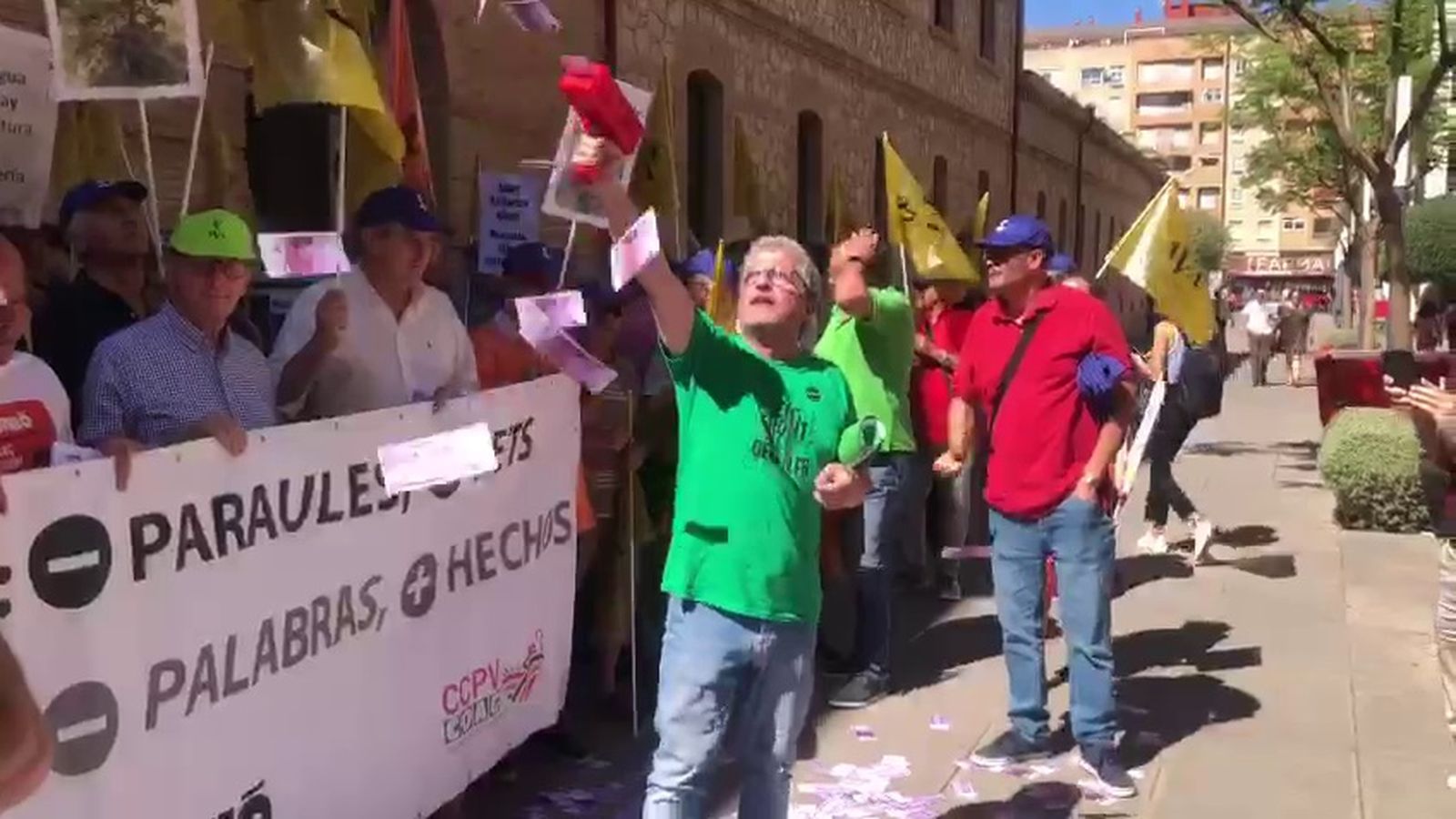 Un manifestant llança bitllets de 500 durant la protesta del sector agrari, este divendres