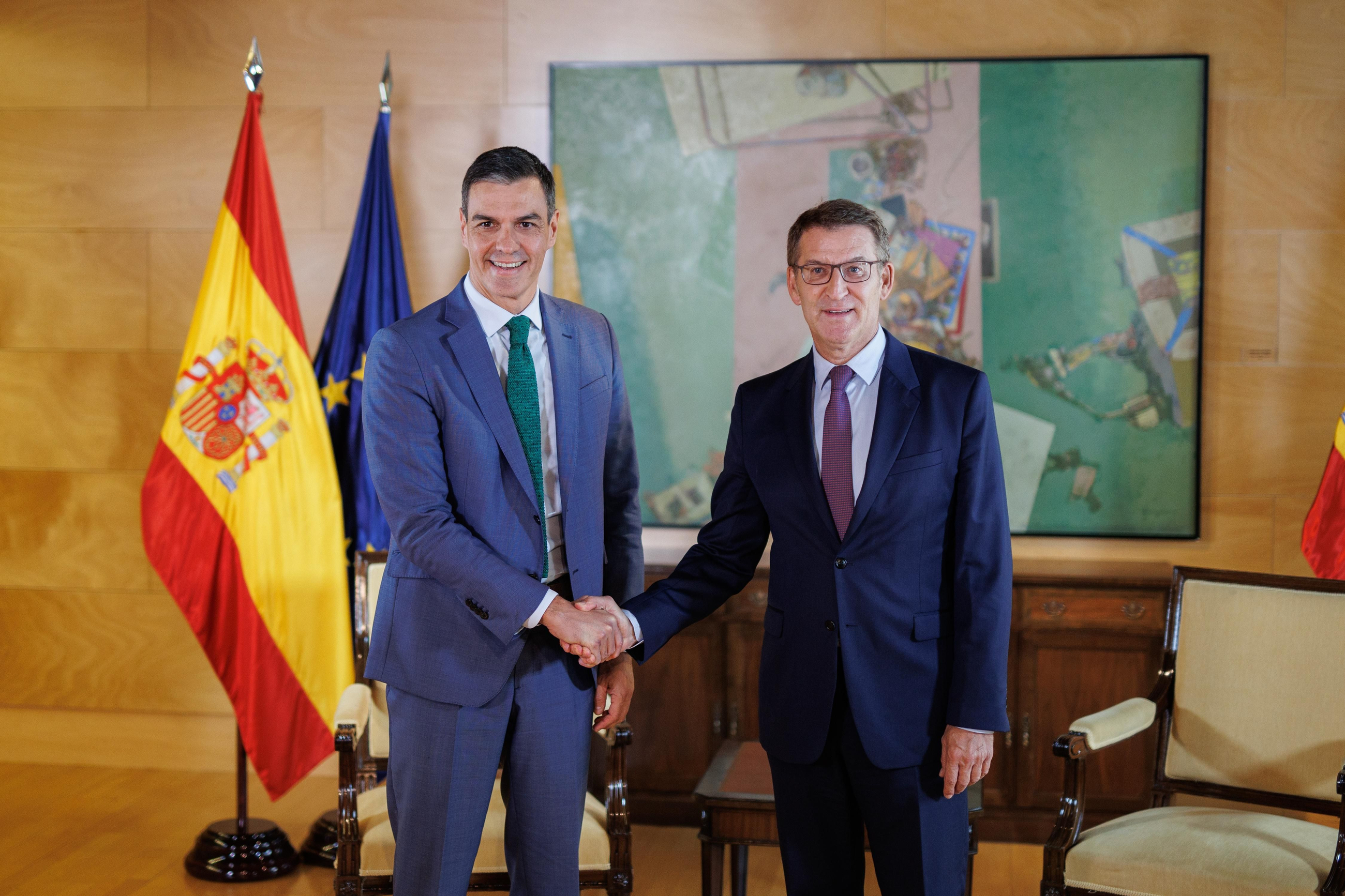 El president del govern en funcions, Pedro Sánchez, es reuneix amb el líder del Partit Popular, Alberto Núñez Feijóo El president del Govern en funcions, Pedro Sánchez, es reuneix amb el líder del Partit Popular, Alberto Núñez Feijóo