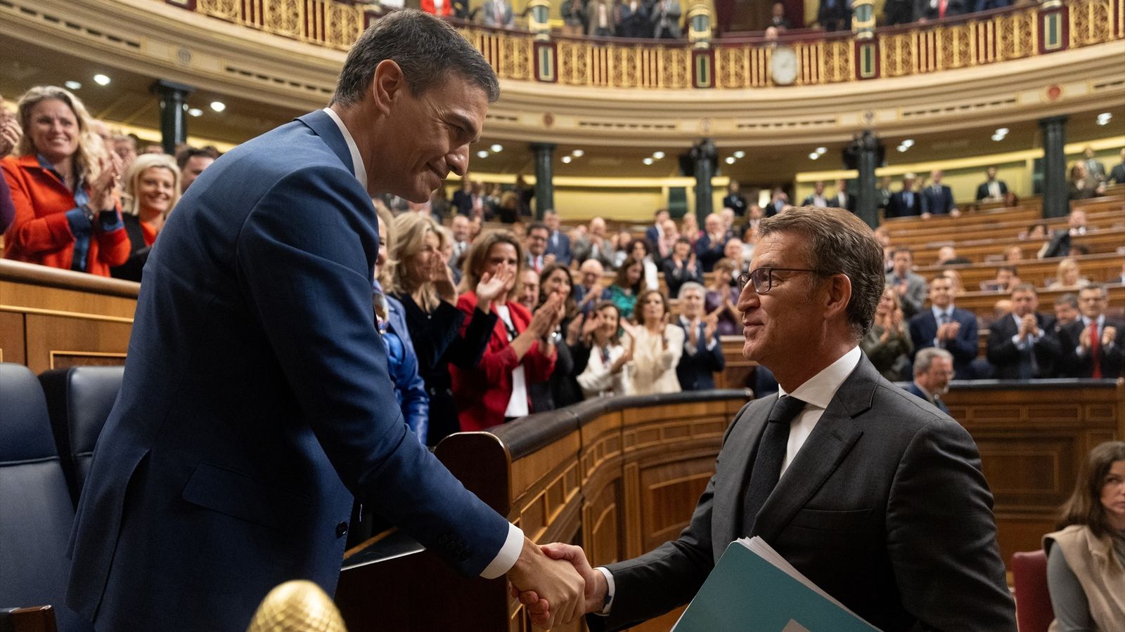 Sánchez i Feijóo se saluden en el Congrés durant el debat d'investidura de novembre