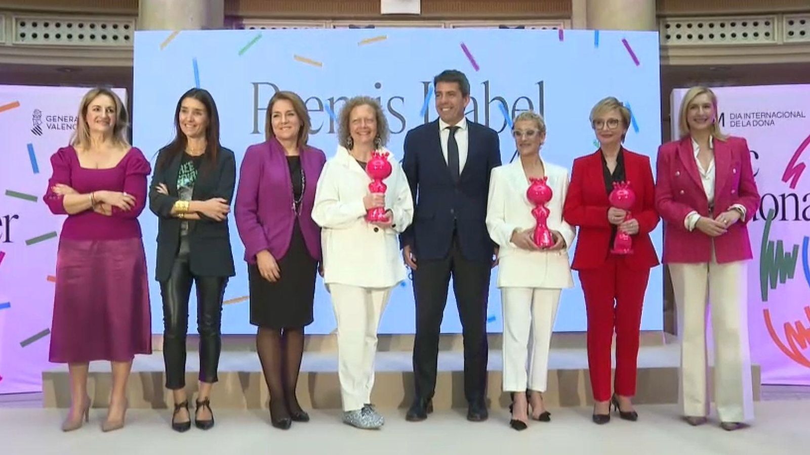 Les premiades Paloma Durán, Rosana Perán i Isabel Sanchis, acompanyades el president de la Generalitat i les conselleres del PP