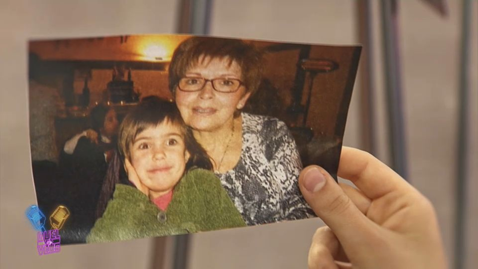 Sarai s'emociana quan al cantar mira la foto d'ella amb la seua iaia