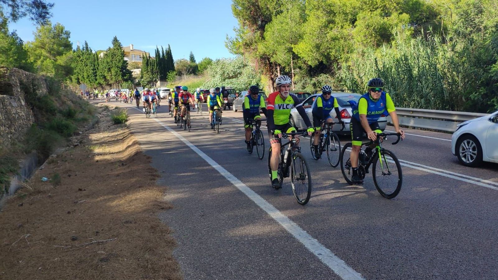 400 ciclistes es manifesten entre Torrent i Montserrat per la seguretat a les carreteres