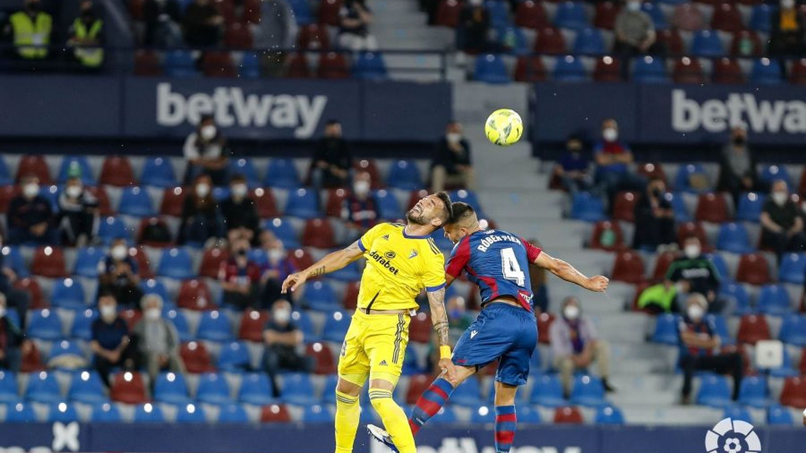 Álvaro Negredo i Rober Pier lluiten per un baló aeri