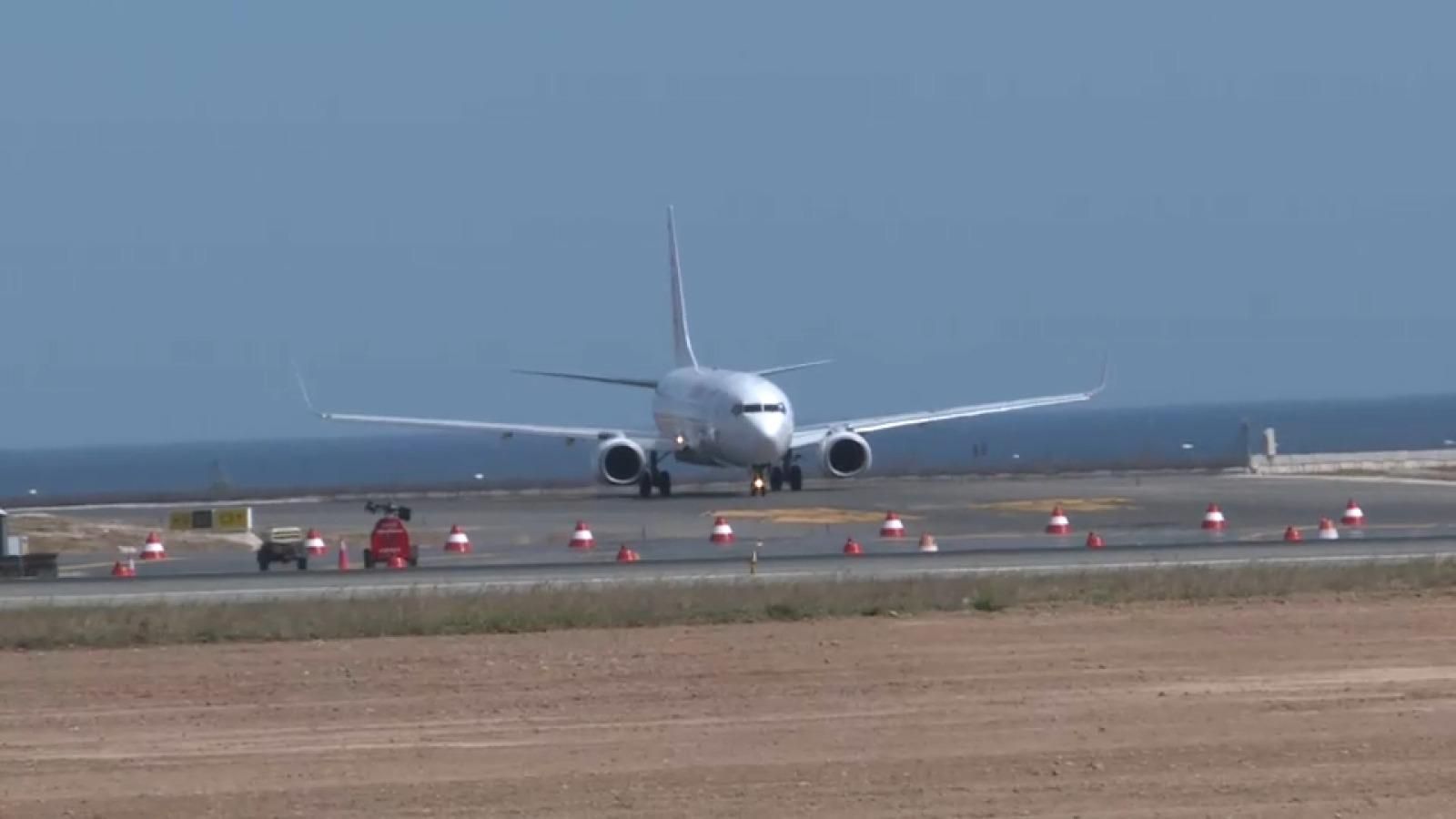 Un dels avions sobre la pista de l'aeroport d'Alacant-Elx aquest divendres pel matí